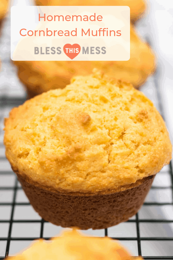 Title Image for Homemade Cornbread Muffins and maïsbrood muffins op een koelrek