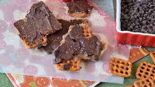 Holiday Salted Caramel Pretzel Bark - Mom Endeavors