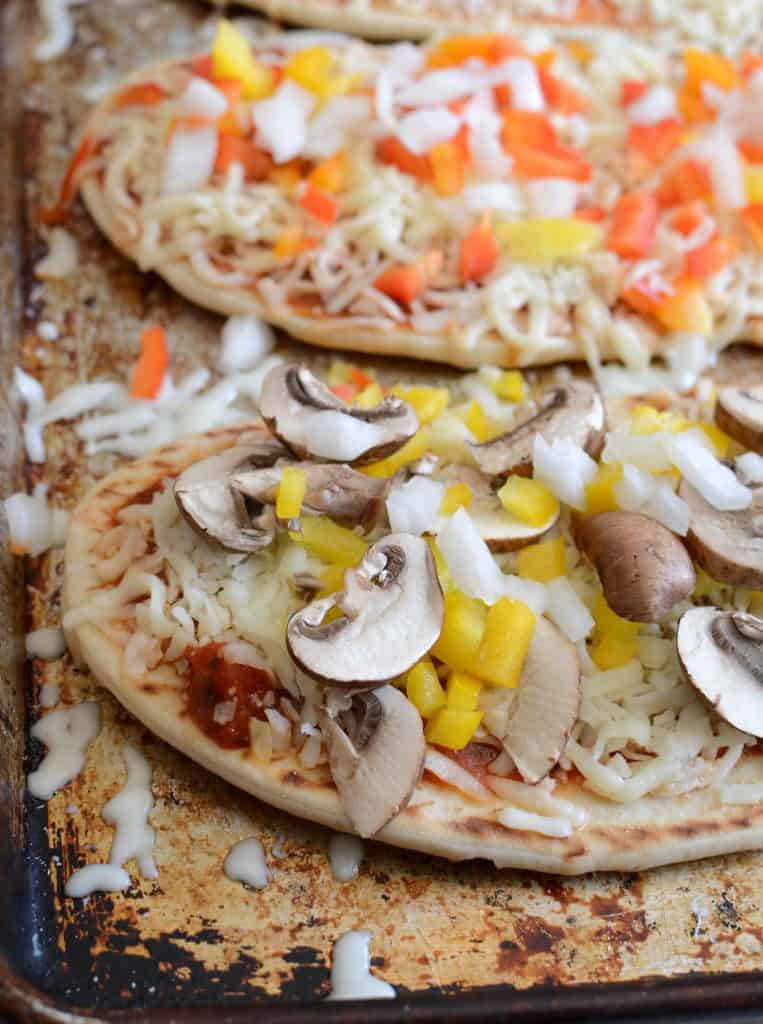 Easy Flatbread Pizzas | Kid-Friendly Flatbread Recipe for Lunch, Dinner ...