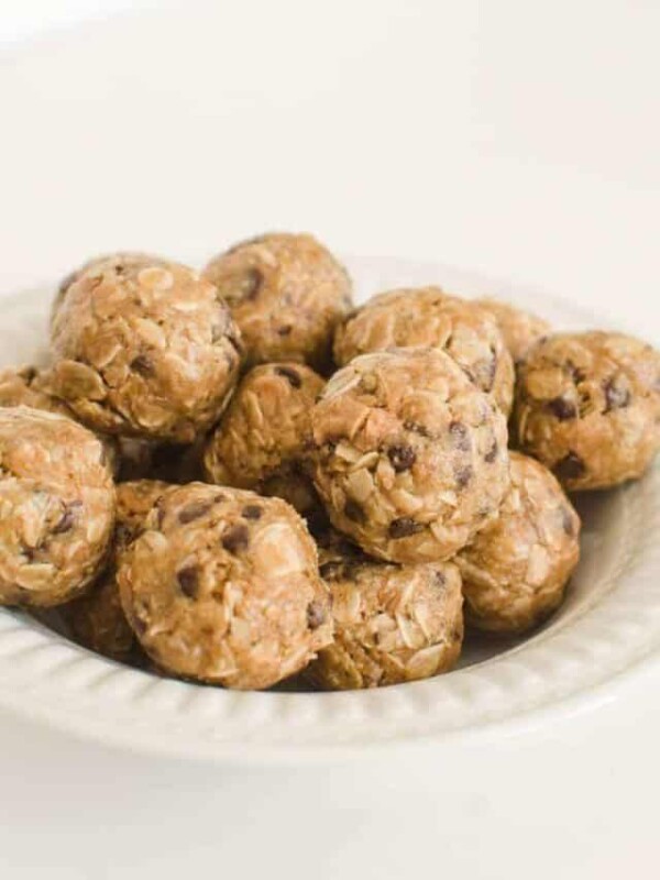 Peanut Butter Chocolate Chip Oatmeal Energy Balls