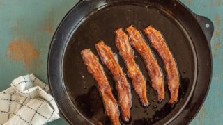 How to Fry Bacon in Cast Iron Skillet - Simplicity and a Starter