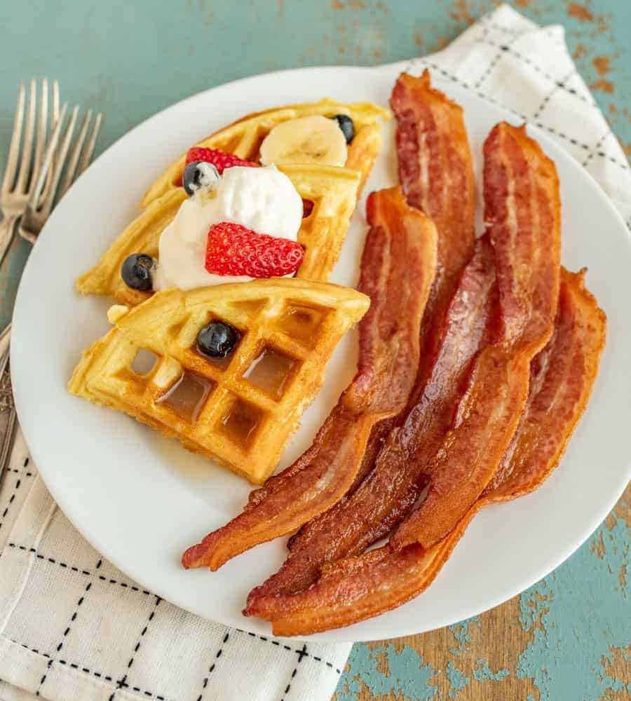 https://www.blessthismessplease.com/wp-content/uploads/2019/03/how-to-cook-bacon-in-cast-iron-5.jpg