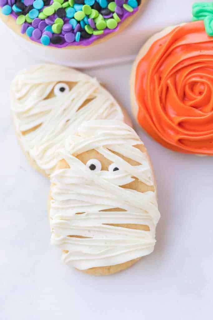 mummy decorated sugar cookies