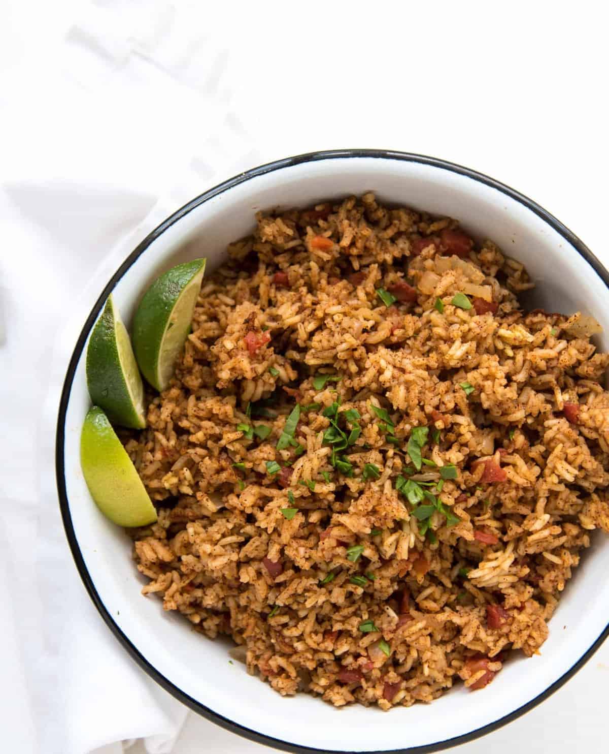 https://www.blessthismessplease.com/wp-content/uploads/2019/08/rice-cooker-spanish-rice.jpg