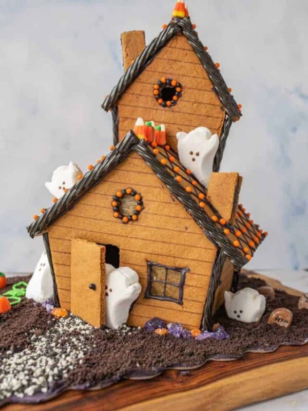 picture of a haunted gingerbread house with marshmallow ghosts