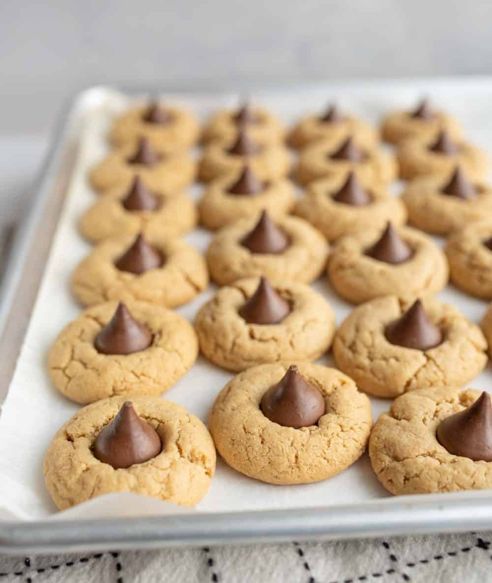 https://www.blessthismessplease.com/wp-content/uploads/2023/07/hershey-kiss-cookies-1-of-5.jpg