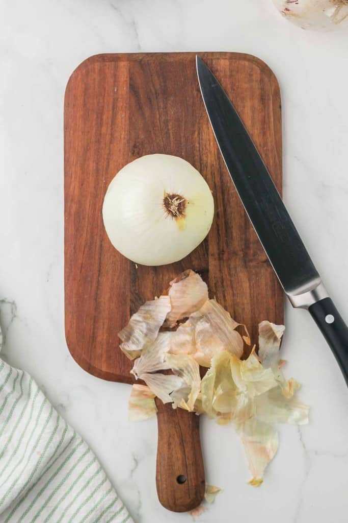 How my Italian auntie dices onions without a chopping board, cutting board,  genius, This auntie has a genius onion cutting hack 😂🧅, By LADbible