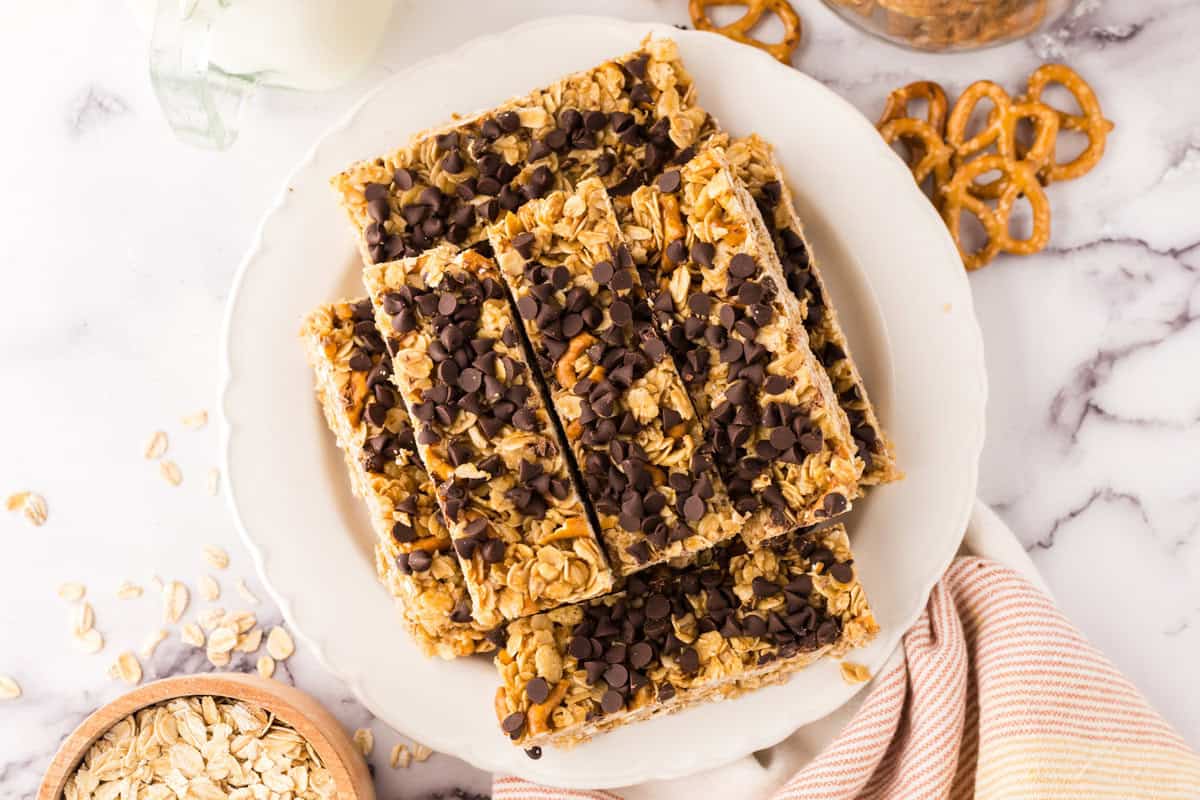 a round plate with rectangle strips of homemade granola bar recipe with chocolate chips on top.