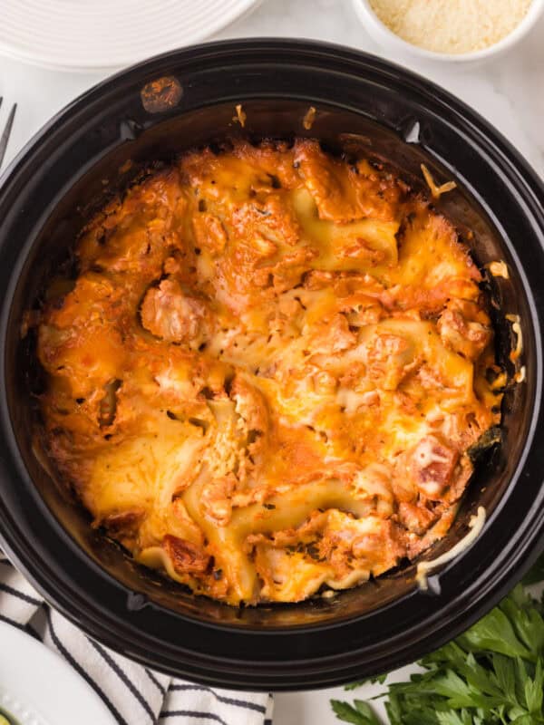 crock pot with slow cooker veggie lasagna recipe inside.