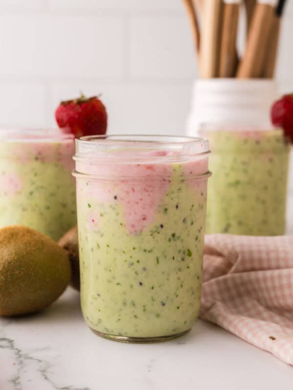 mason jar with strawberry kiwi smoothies.